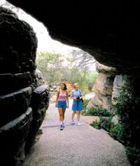 进入洞穴的游客